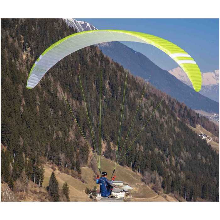 K-light-2 van triple 7 paraglided boven een berghelling