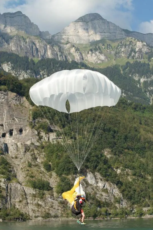paragliding reserve parachute afdaling.