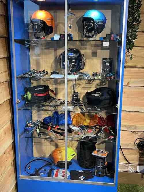 de vitrinekast in paraglidingshop, onze winkel