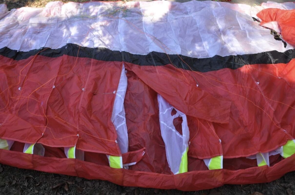 paraglider met schade door val op leading edge