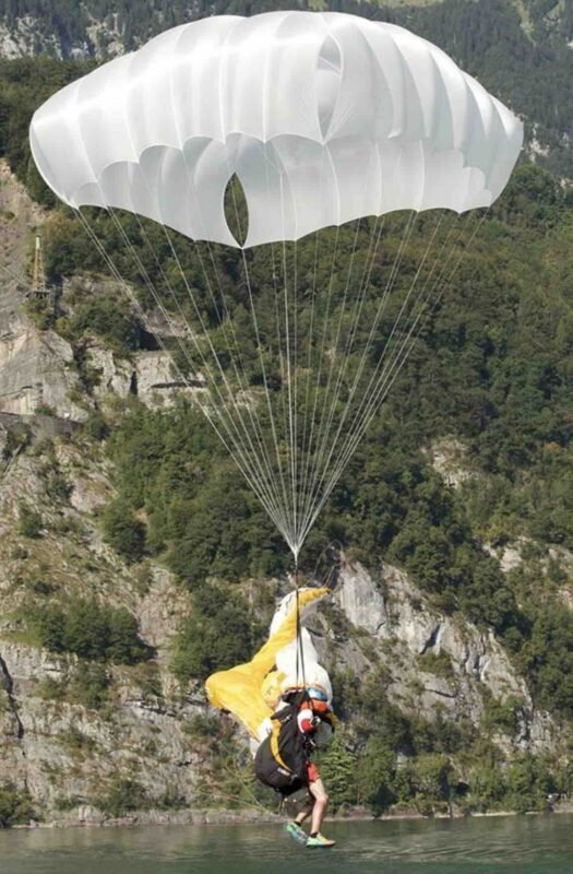 paragliding, paraglider landt in het water na reserve worp