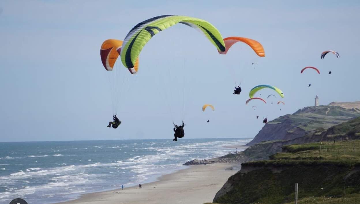 paraglider langs de kust. Paragliding-shop.nl