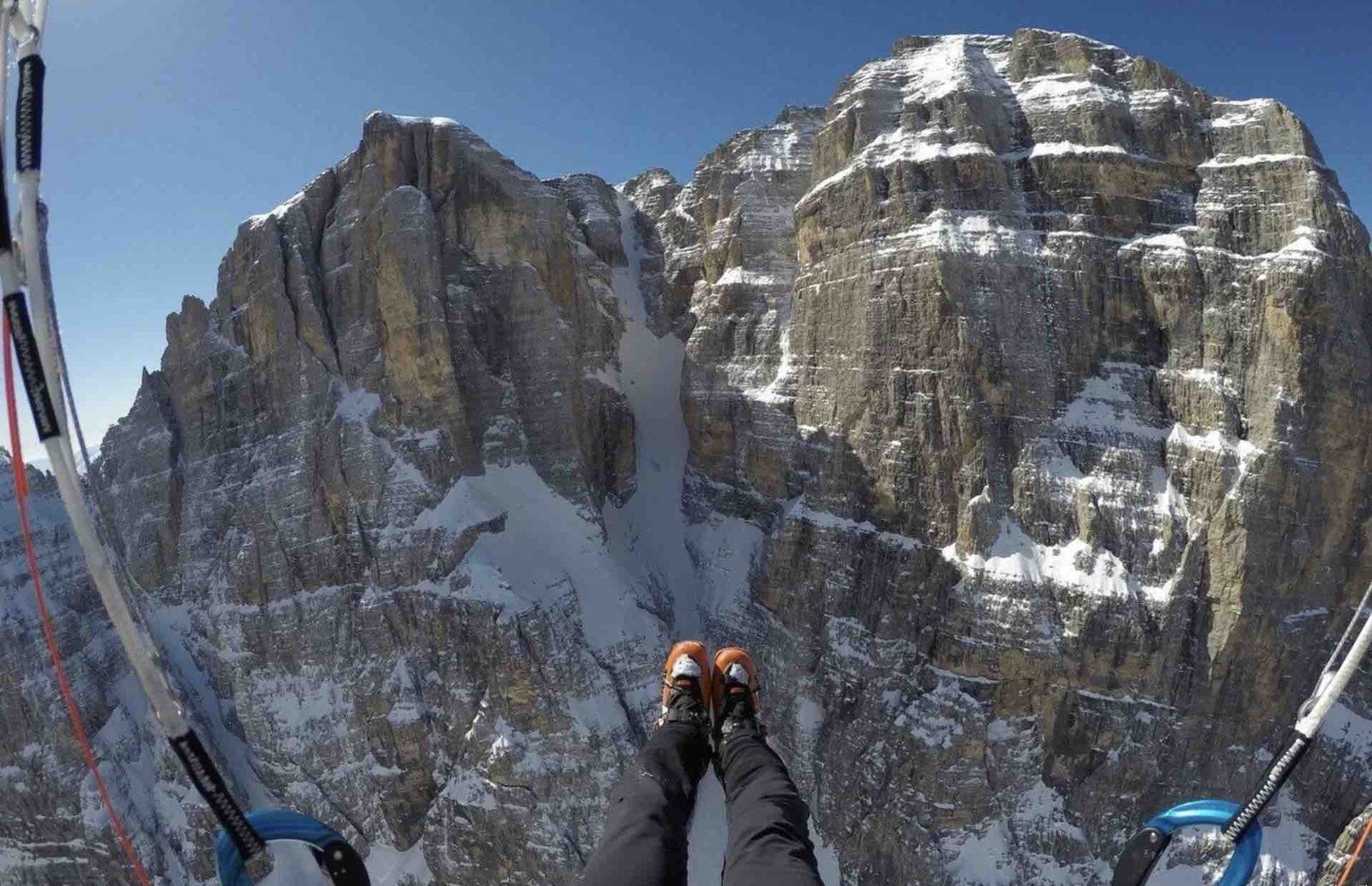 paraglider richting bergkam