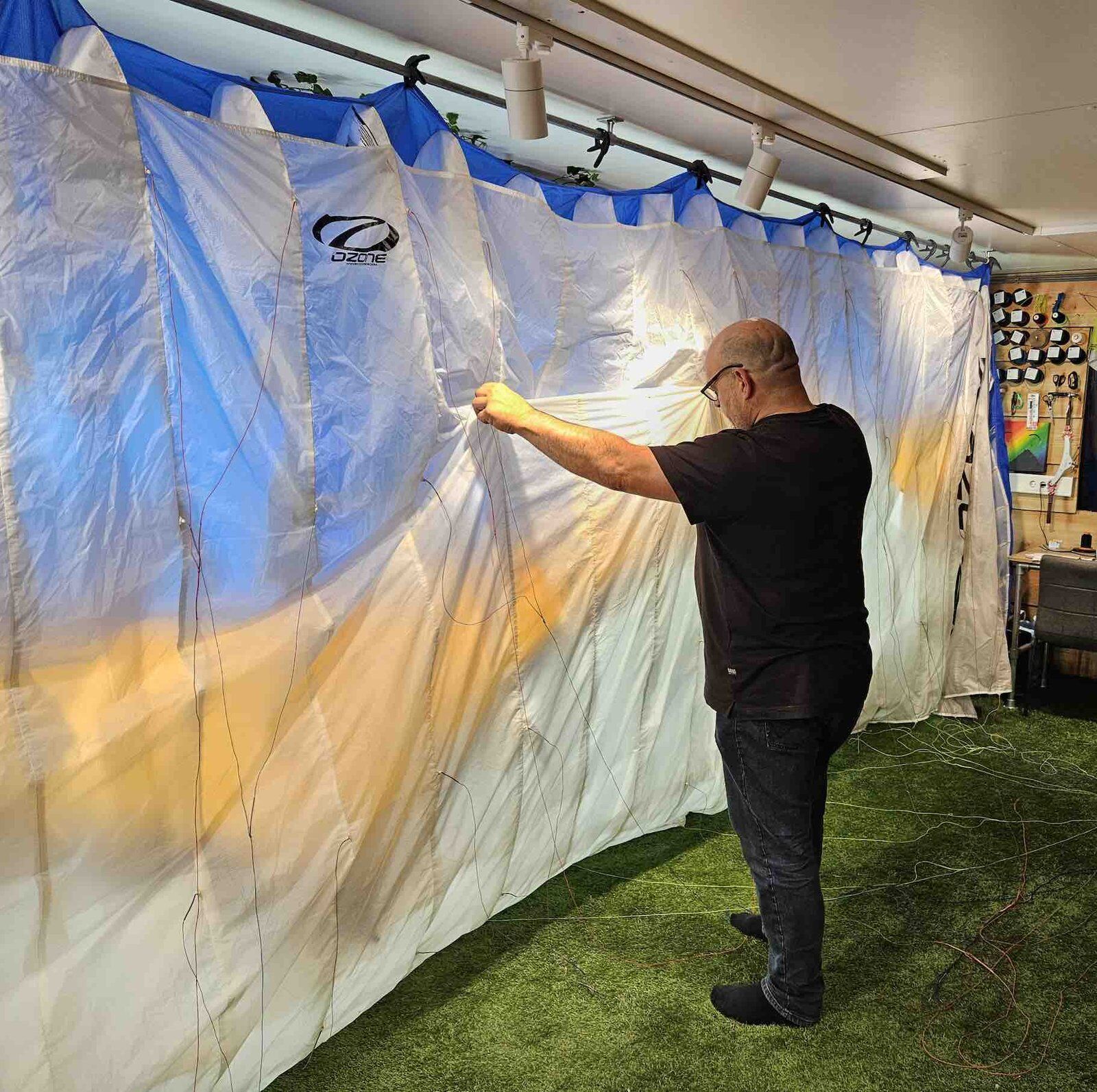 Paraglider inspecteren of Paragliding;ider keuren. 2-jaarlijkse scherminspecties