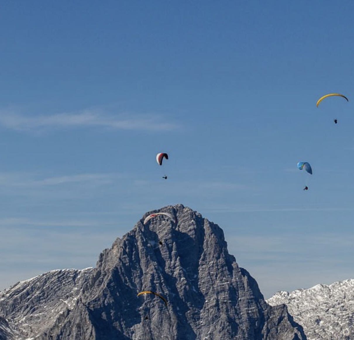 paragliders aangekocht in de paragliding winkel boven de top van een berg