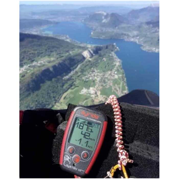 vlieginstrument voor paragliding NAV V3 van Syride gemonteerd op een frontcockpit