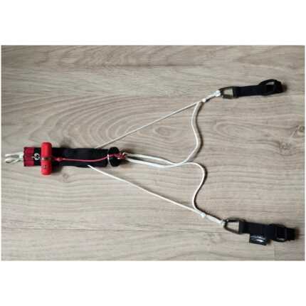 traprelease van parafly voor traplieren tijdens paragliding sport. Een trap release is een noodzakelijk uitrustingsstuk tijdens traplieren.