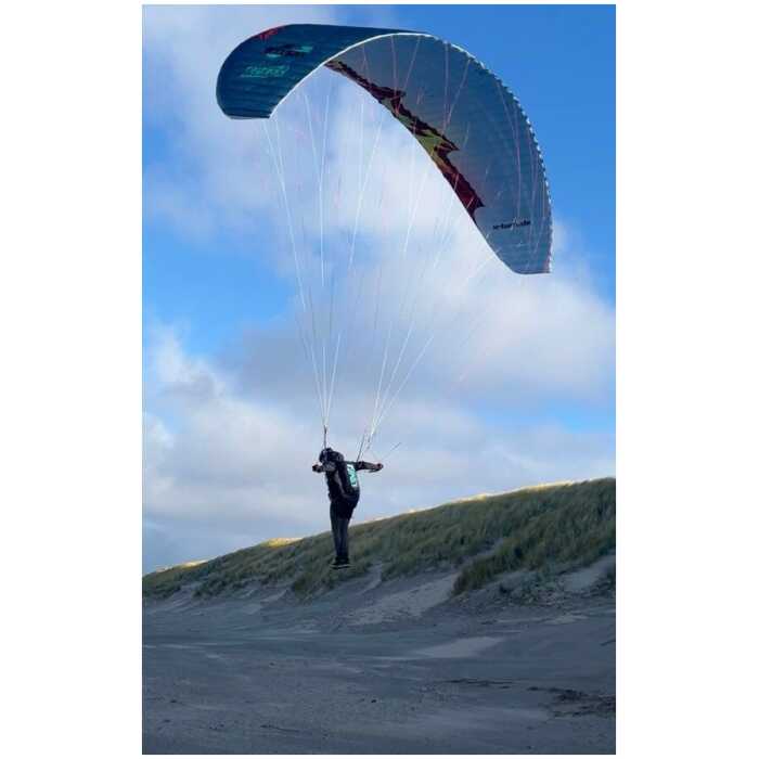 U-Turn Razorblade parakite op het strand