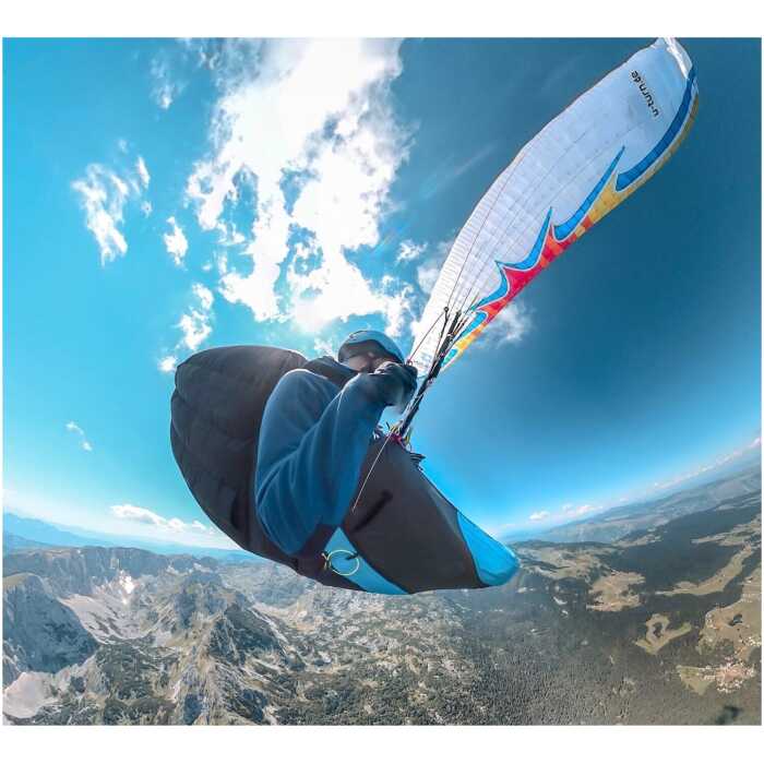 U-Turn obsession 5 paraglider in de vlucht