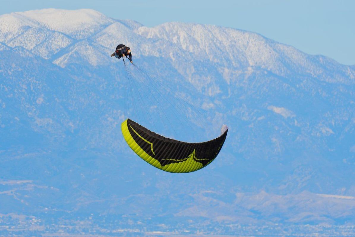 is paragliding gevaarlijk, glider die looping maakt