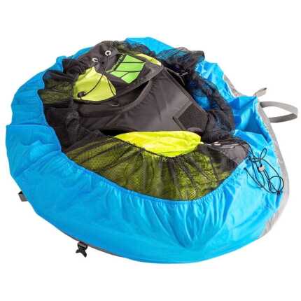 gele paraglider in snelpakzak