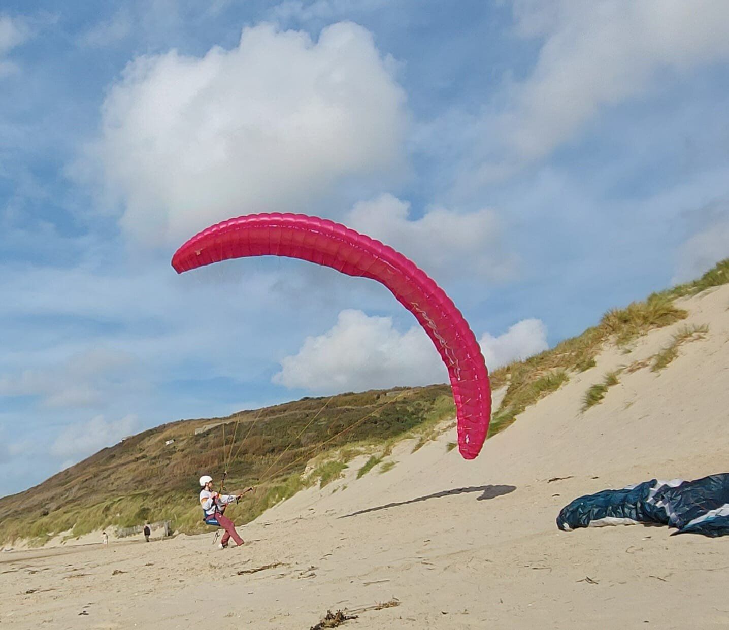 Oefenen met een paraglider om te leren soaren.