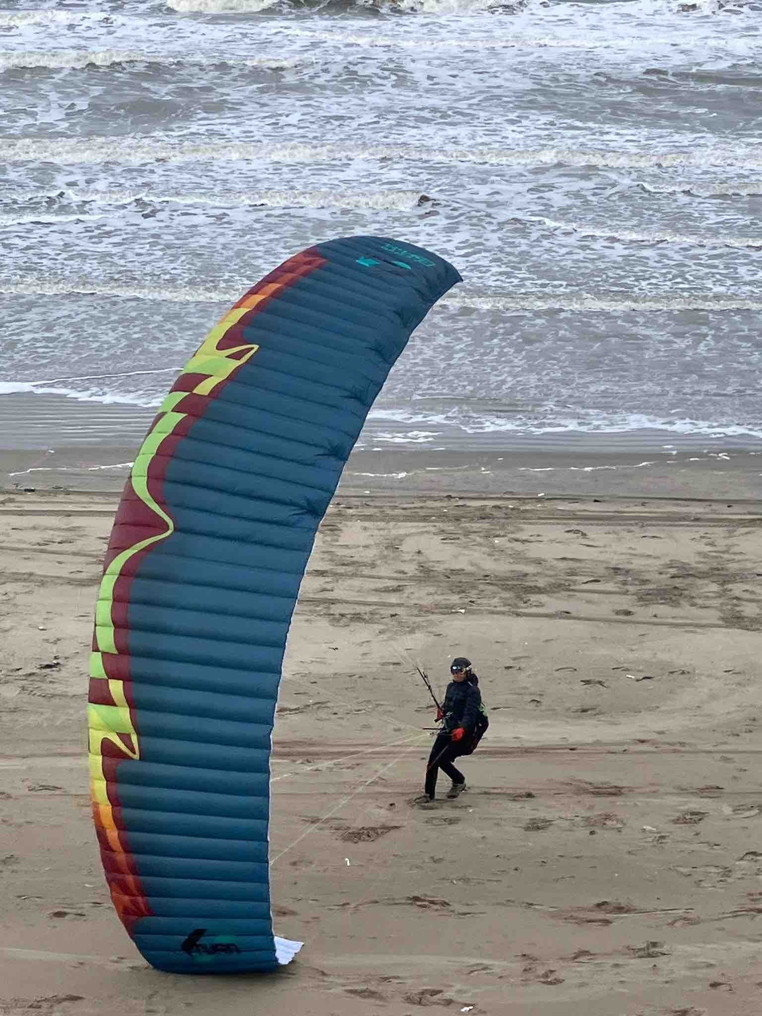 U-Turn Razorblade en Femke op het strand.