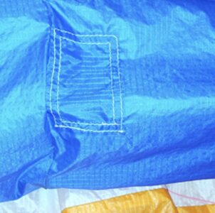 paraglider repareren. reparatie van een paraglider.